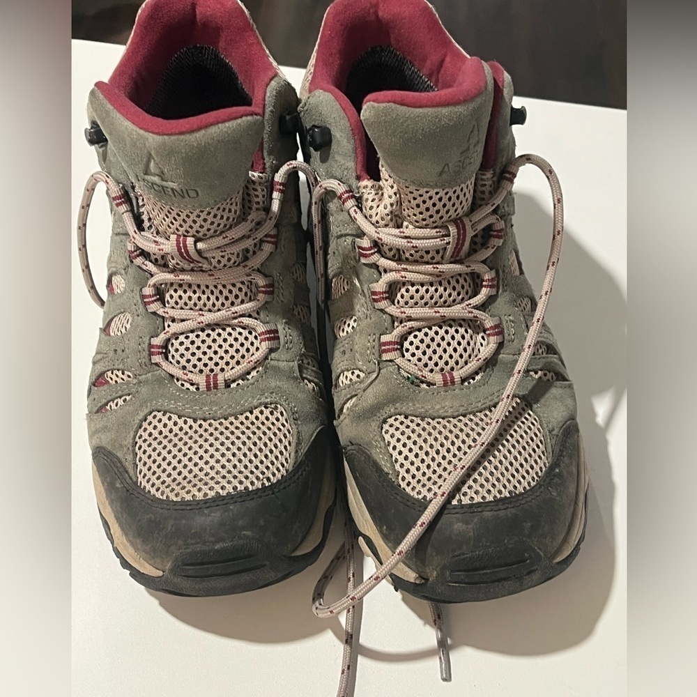 Ascend sz 8.5 Leather Hiking Boots with Magenta Highlights